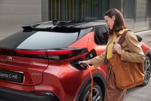 Etsitkö autoa, joka on rohkeasti erilainen ja joka yhdistää sähköisen ajon mukavuuden ja hybridin käytännöllisyyden?